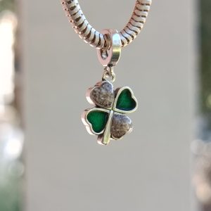 Charm trébol con cenizas