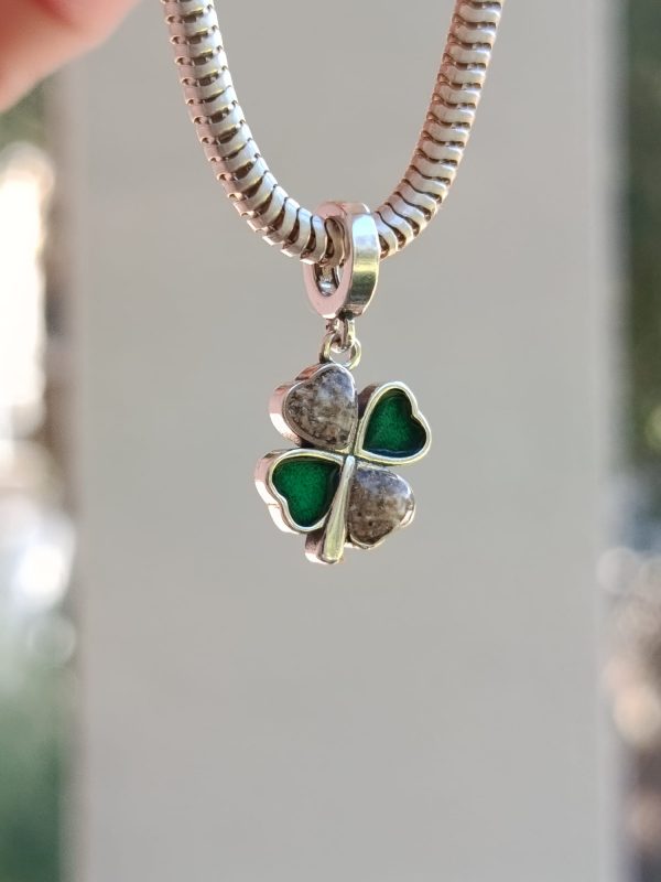 Charm trébol con cenizas