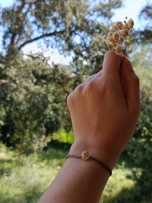 Pulsera macramé con pétalos de flores - Imagen 3