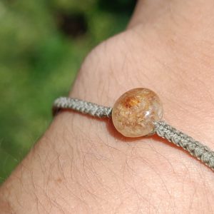 Pulsera macramé con pétalos de flores