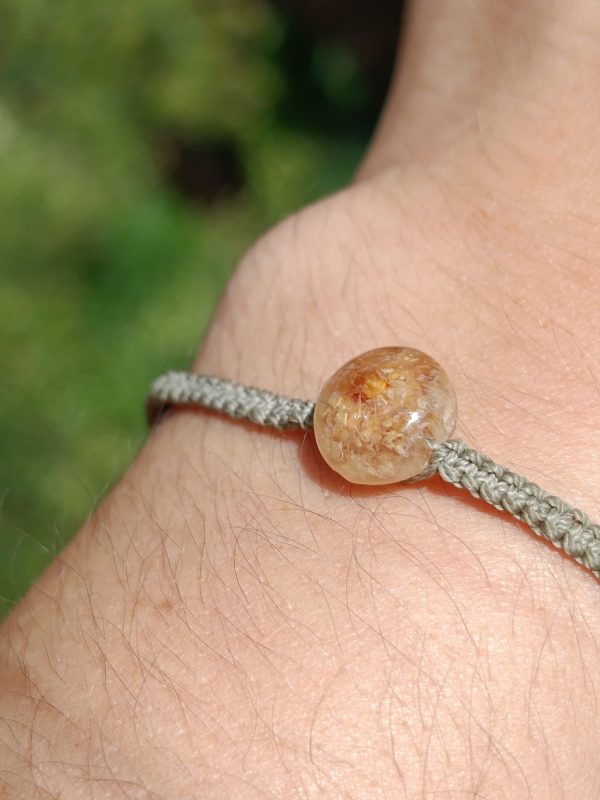 Pulsera macramé con pétalos de flores