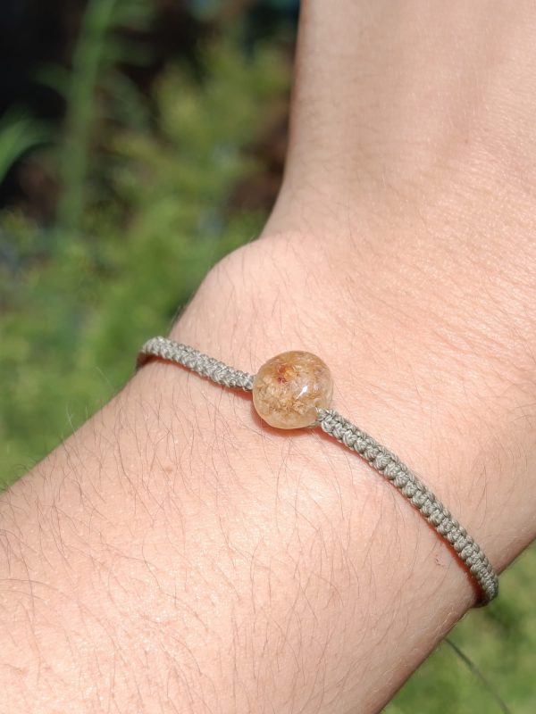 Pulsera macramé con pétalos de flores - Imagen 2