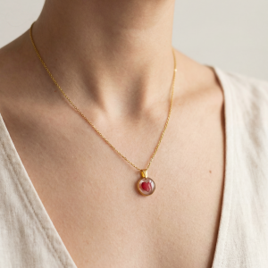 Colgante mini con pétalos de rosas