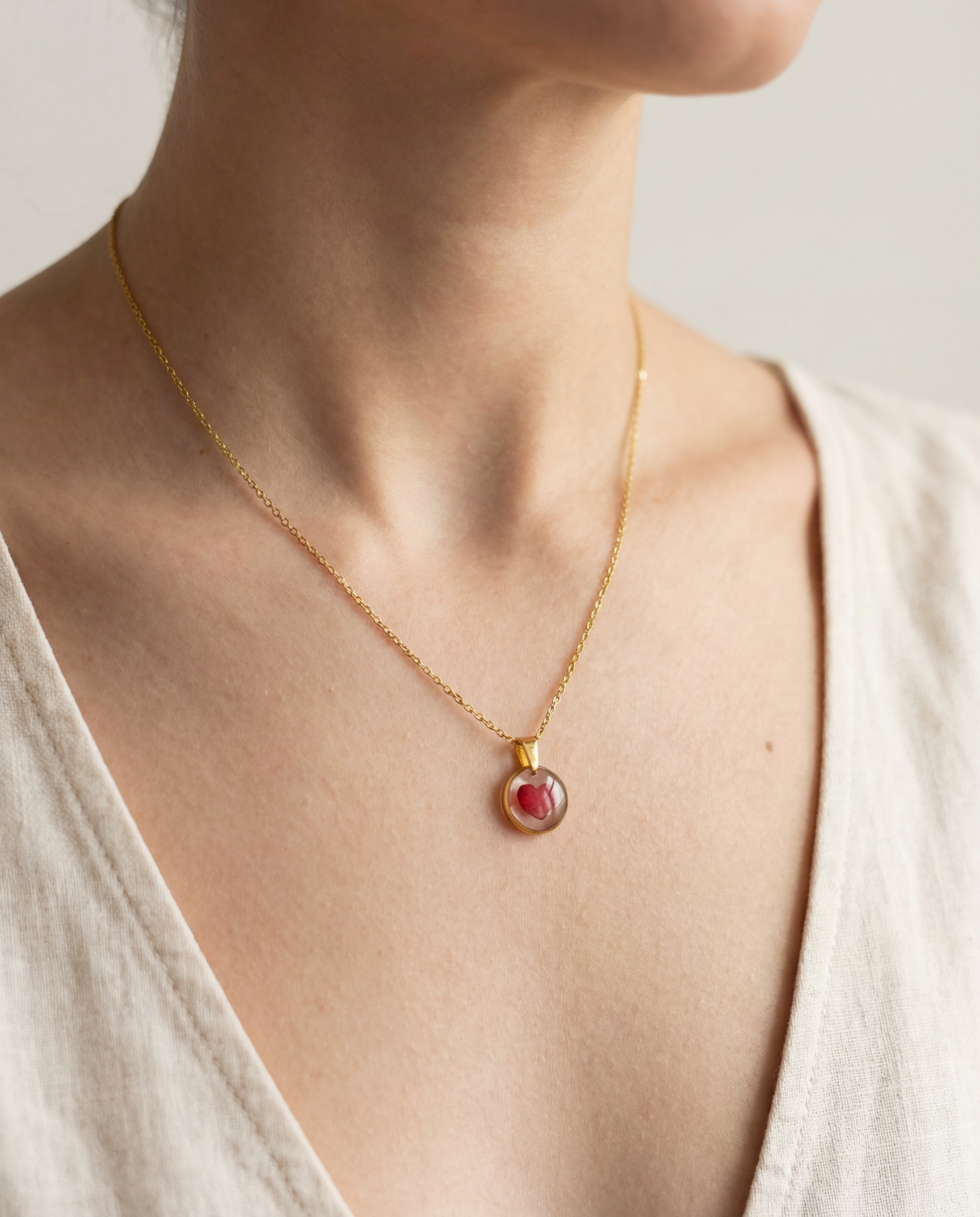 Colgante mini con pétalos de rosas