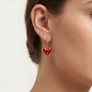 Pendientes con pétalos de rosas.